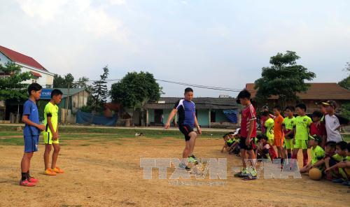 'Huấn luyện viên bóng đá' của trẻ em vùng cao 